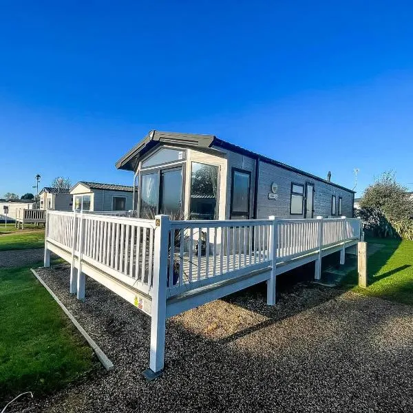 Wonderful 6 Berth Caravan For Hire By A Stunning Norfolk Beach Ref 19006Sd，位于赫姆斯比的酒店