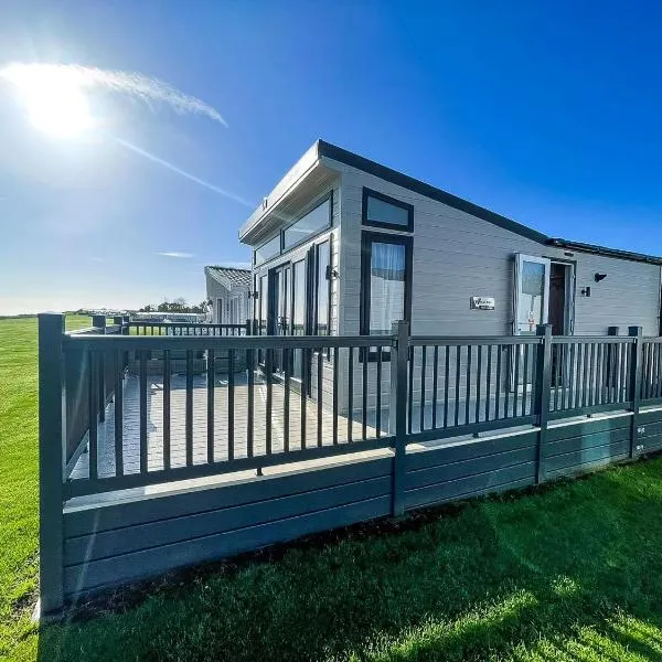 Stunning Caravan With Full Sea Views At Broadland Sands In Suffolk Ref 20236Bs，位于Hopton on Sea的酒店