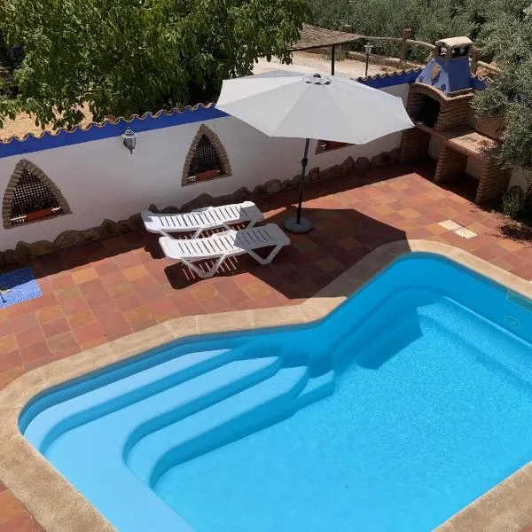 Casa Rural NIEVES piscina privada,位于Hinojares的酒店