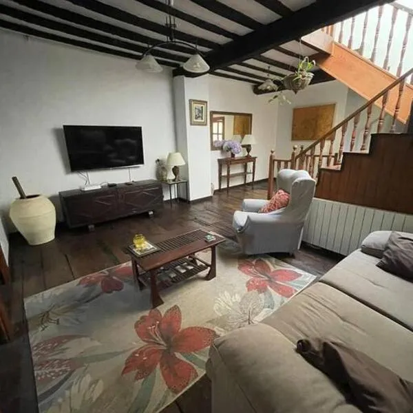 Casona histórica del S XVII en Novales，位于诺瓦莱斯的酒店