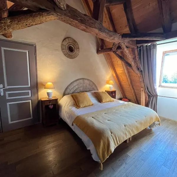 Chambre d'hôtes La Ferme de la Croix.，位于Saint-Avit-Sénieur的酒店