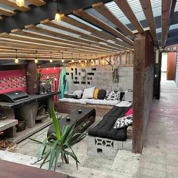 Electric Waihi Beach House - family & dog friendly, close to beach, pool table, outdoor fire room, skate ramp，位于Bowentown的酒店