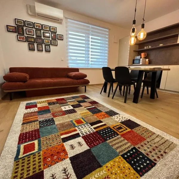 CASA BOX APARTMENT Free garage，位于马里博尔的酒店