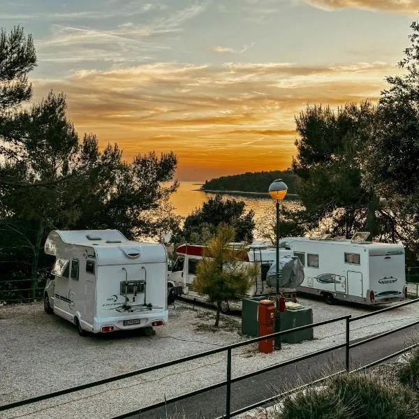 Porton Nature Hideouts Pitches，位于罗维尼的酒店