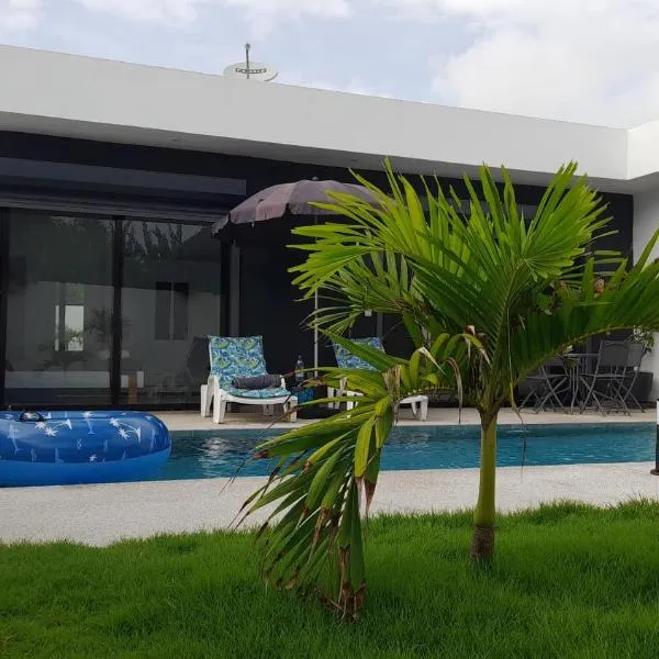 Villa Aux Oiseaux La contemporaine Somone Lagune，位于索蒙的酒店