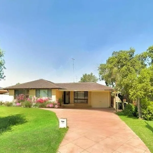 Cheerful 4 Bedrooms With Free Parking，位于Kingswood的酒店