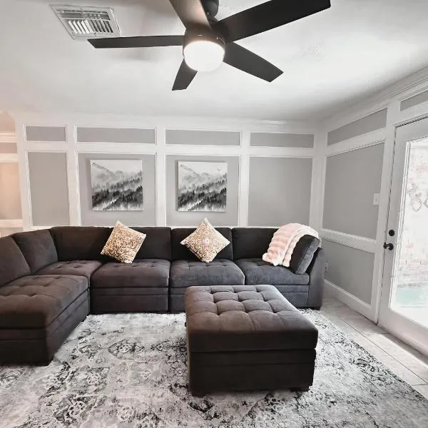 Tranquil Escape with pool and casita. Pet ok. Spring TX，位于斯普林的酒店