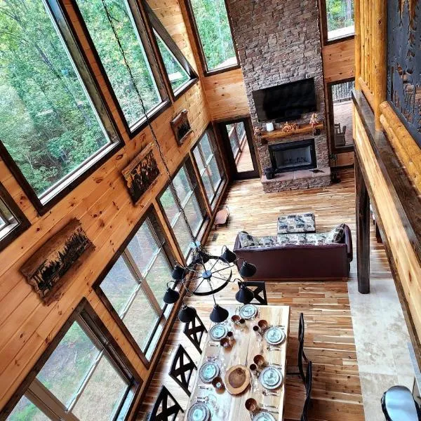 Lux Cabin Indoor and Outdoor Living，位于赛维尔维尔的酒店