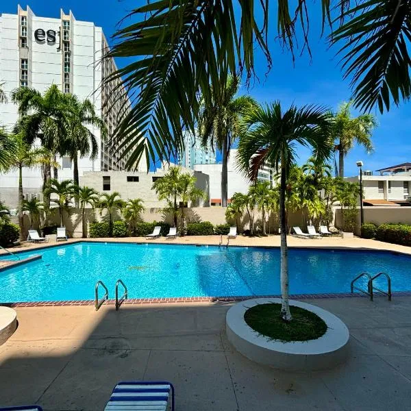 Isla Verde Modern Ocean-view Apartment with Pool，位于卡罗利纳的酒店