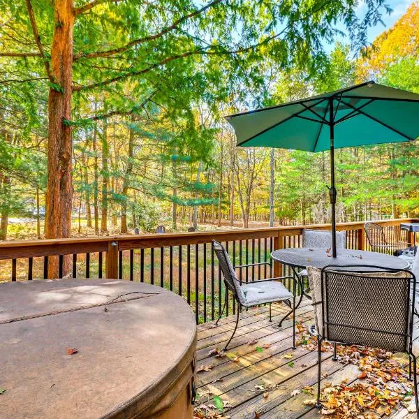 Quaint Jim Thorpe Cabin Retreat with Private Hot Tub，位于Lehighton的酒店