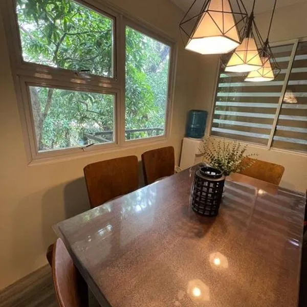 2BR Condo in Antipolo with Karaoke, Netflix and Games，位于安蒂波洛的酒店