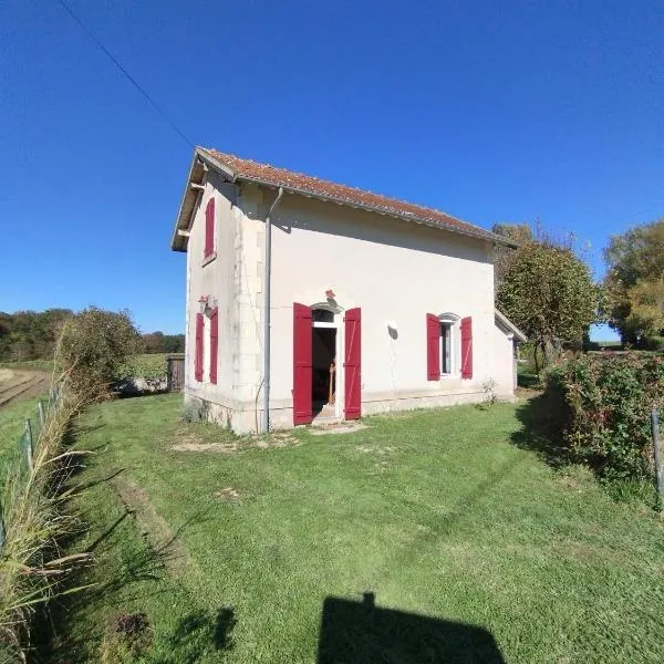 Ancienne maison du garde barrière,spa, billard proche zoo Beauval, château de la Loire，位于Luçay-le-Mâle的酒店