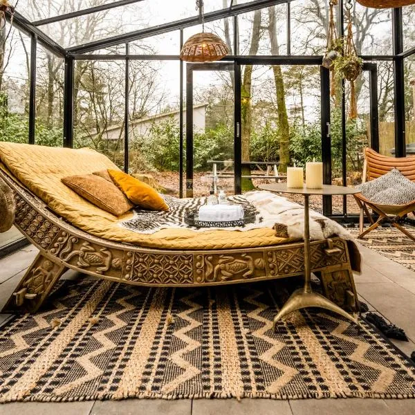 Boutique Bungalow 2 met sauna, hottub en boskas，位于Rheezerveen的酒店