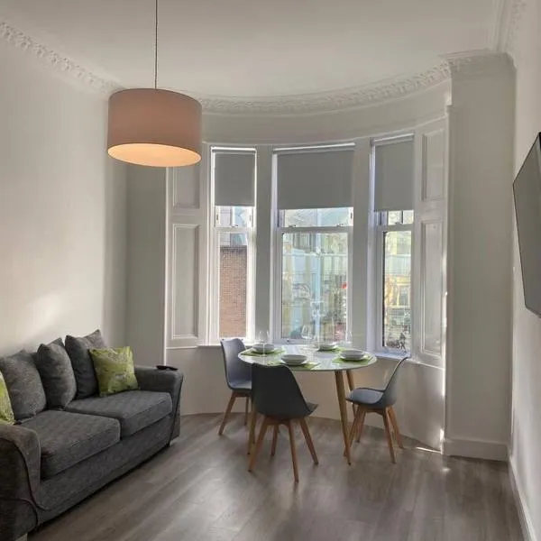 3 Smithhills Paisley central spacious sleeps 4，位于佩斯利的酒店