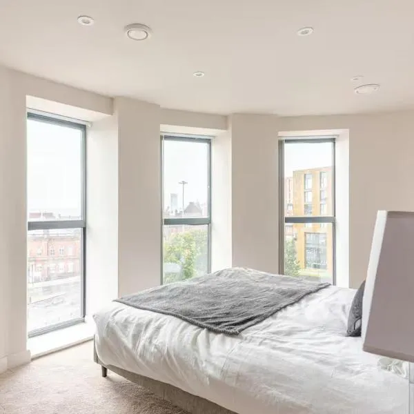 Luxury 2-Bedroom Penthouse with Stunning Views and Parking - Leeds City Centre，位于利兹的酒店