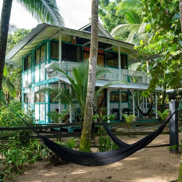 Arrecife Punta Uva - Hospedaje, bar y restaurante - Frente al mar,位于蓬塔乌巴的酒店
