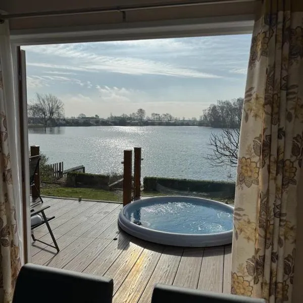 Tattershall lakes country park, Lakeside Lodge, hot tub, private garden and private fishing pitch，位于塔特舍尔的酒店