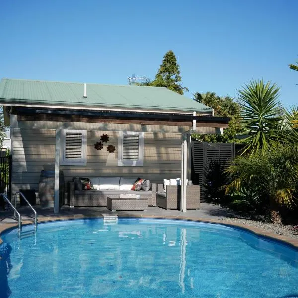 The Pool House Bed & Breakfast - Near Marine Parade Napier，位于纳皮尔的酒店