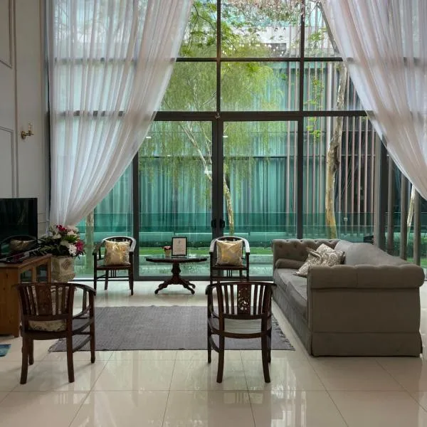 New - Villa with Private Pool & Jacuzzi for 20 ppl in Puchong and Cyberjaya，位于塞贝维的酒店