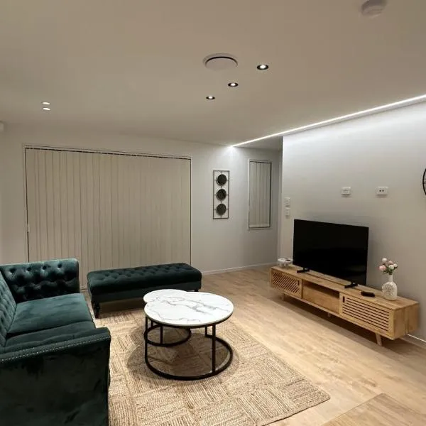 Stylish New Modern 3-BR Home in Auckland - Perfect for Your Next Getaway!，位于奥克兰的酒店