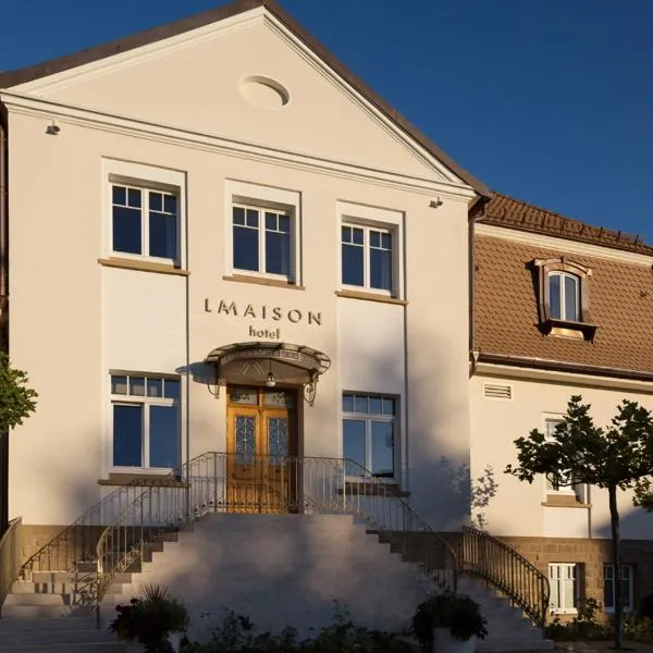 LA MAISON hotel，位于施瓦尔巴赫的酒店