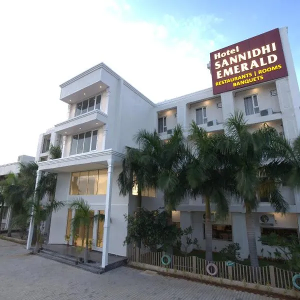 Hotel Sannidhi Emerald，位于Wasalmari的酒店