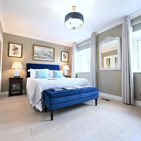 En-suite luxury large bedroom with parking and two tickets to Kew Gardens，位于泰晤士河畔金斯顿的酒店