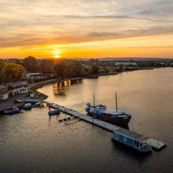 Houseboat GDY-50, dom na wodzie z sauną i jacuzzi，位于帕克的酒店