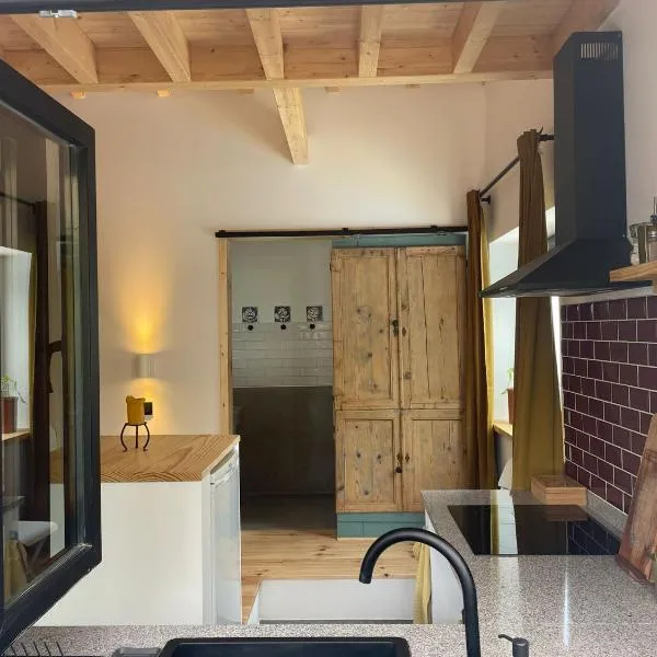 Ideal Summer cabin 1 km from arrifana beach，位于阿尔热祖尔的酒店