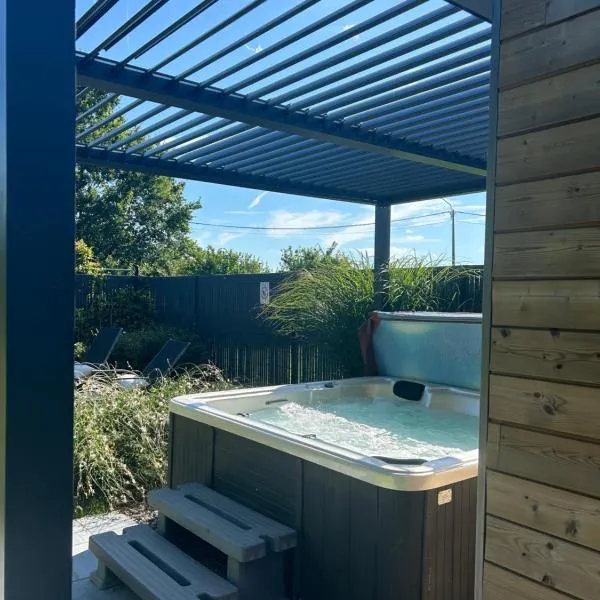 Roulotte du puits avec jacuzzi et sauna privatif，位于Havinnes的酒店