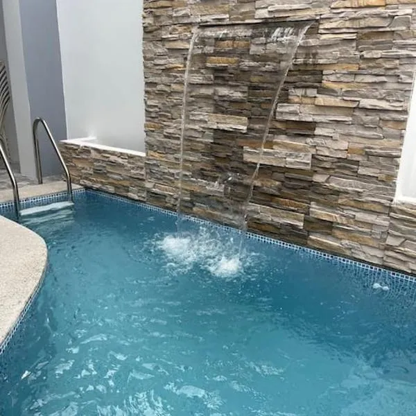 Casa hermosa con piscina，位于萨利纳斯的酒店