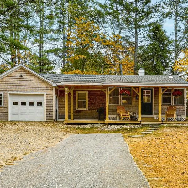 New London Cottage with Grill, Lake and Beach Access，位于New London的酒店