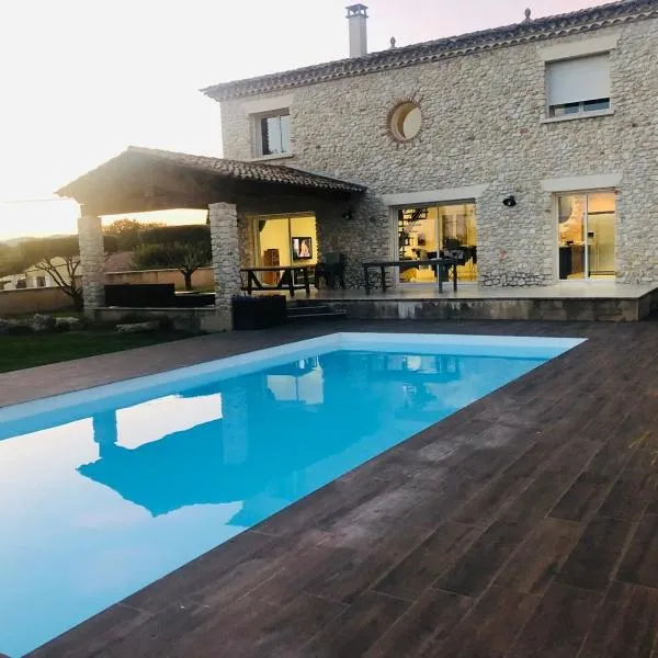 LA BASTIDE DU SOLEIL avec piscine, calme, randonnée à proximité，位于Allegre Les Fumades的酒店