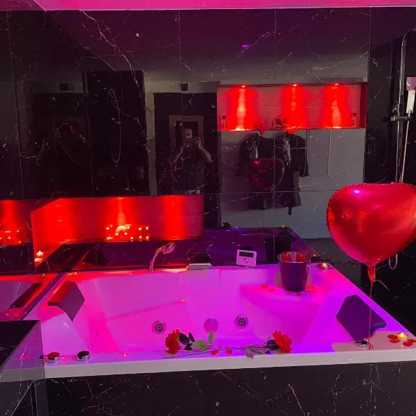 SPICY LOVE ROOM-jacuzzi sous un sublime ciel étoilés -Entre NICE et CANNES，位于卢贝新城的酒店