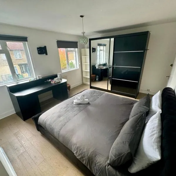 Master Bedroom in a house share thirty minutes away from Waterloo Station Shared Bathroom，位于科巴姆的酒店