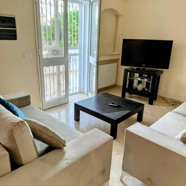 Étage de villa spacieux aux Jardins de la Soukra，位于El Aouina的酒店