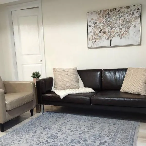 Basement Waterloo Near 24-7 Restraints，位于滑铁卢的酒店