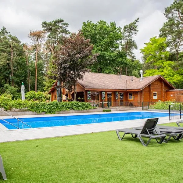 StayatSas Pippa grote omheinde tuin, gebruik van zwembad, stijlvol ingericht, middenin het bos met veel privacy, restaurant op park，位于Doornspijk的酒店