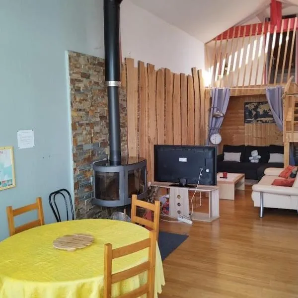 Gîte paisible en bord de lac，位于Saint-Gérons的酒店