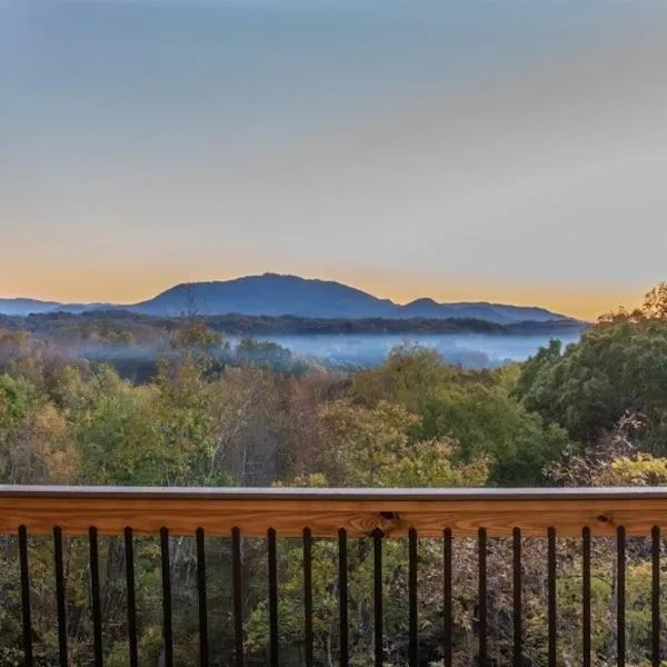 Luxury 12-Bedroom Cabin with Indoor Pool, Hot tub & Movie Theater, Sleeps 36，位于赛维尔维尔的酒店