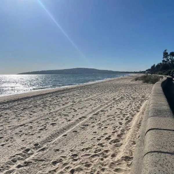 Beach front unit in Capel Sound，位于Capel Sound的酒店