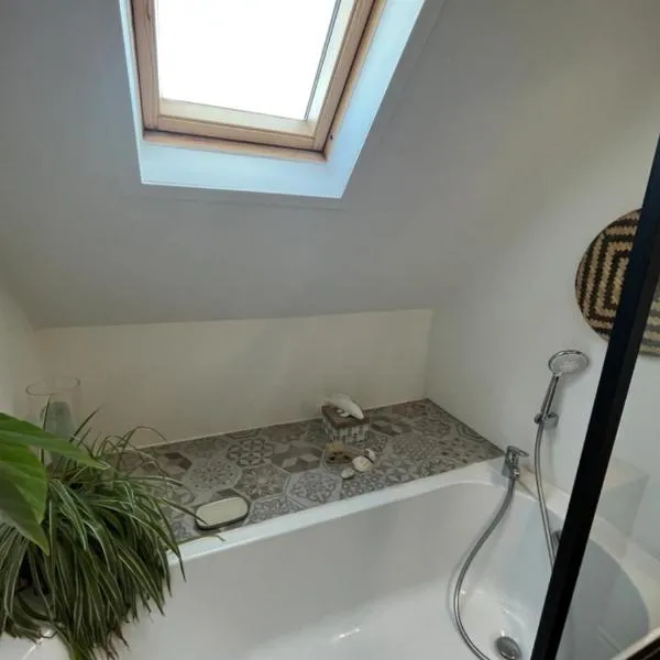 Chambre et salle de bain privée，位于Santes的酒店