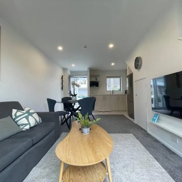 Parkside Retreat - 3 Beds -Sleeps 6 Near Westfield，位于基督城的酒店