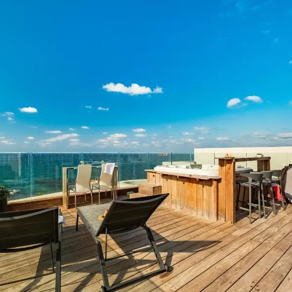 Rooftop Jacuzzi Seafront Penthouse by Sea N' Rent，位于Bat Gallim的酒店