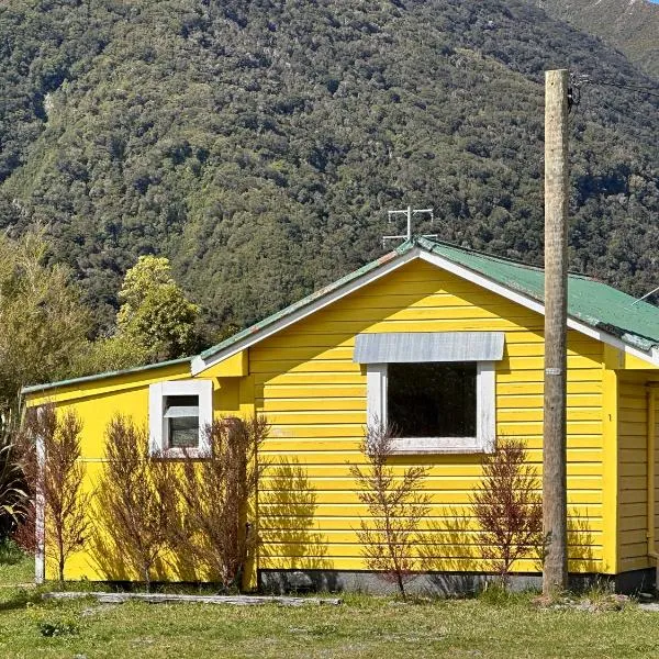 Rustic, Basic Cosy Alpine Hut, in the middle of the Mountains，位于Otira的酒店