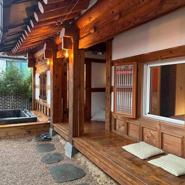 Hanok village private house with jacuzzi Aboy，位于全州市的酒店