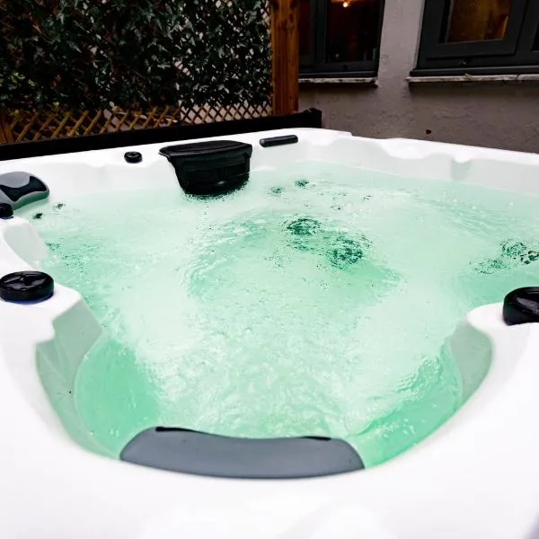 The Gathering @ Liver House - Hot Tub - Near Liverpool - Sleeps Up To 20，位于Rock Ferry的酒店