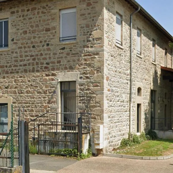 La parenthèse dorée Studio à saint bel，位于Sain-Bel的酒店