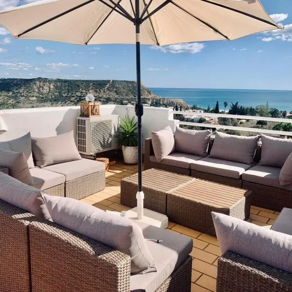 Dreamy Sea View Apartment with Access to Private Pool & Stunning Rooftop，位于卢斯的酒店