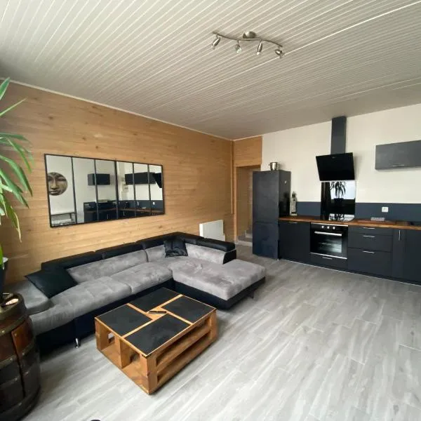 Appartement chaleureux avec terrasse en centre ville proche mer，位于圣纳泽尔的酒店